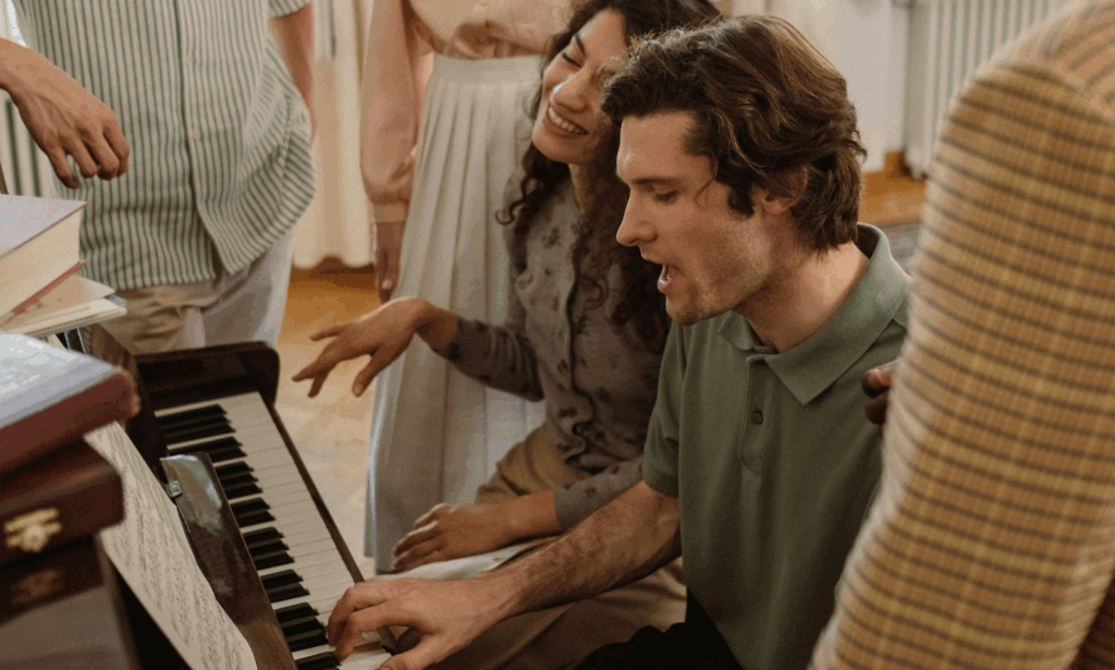 amigos em volta do piano cantando