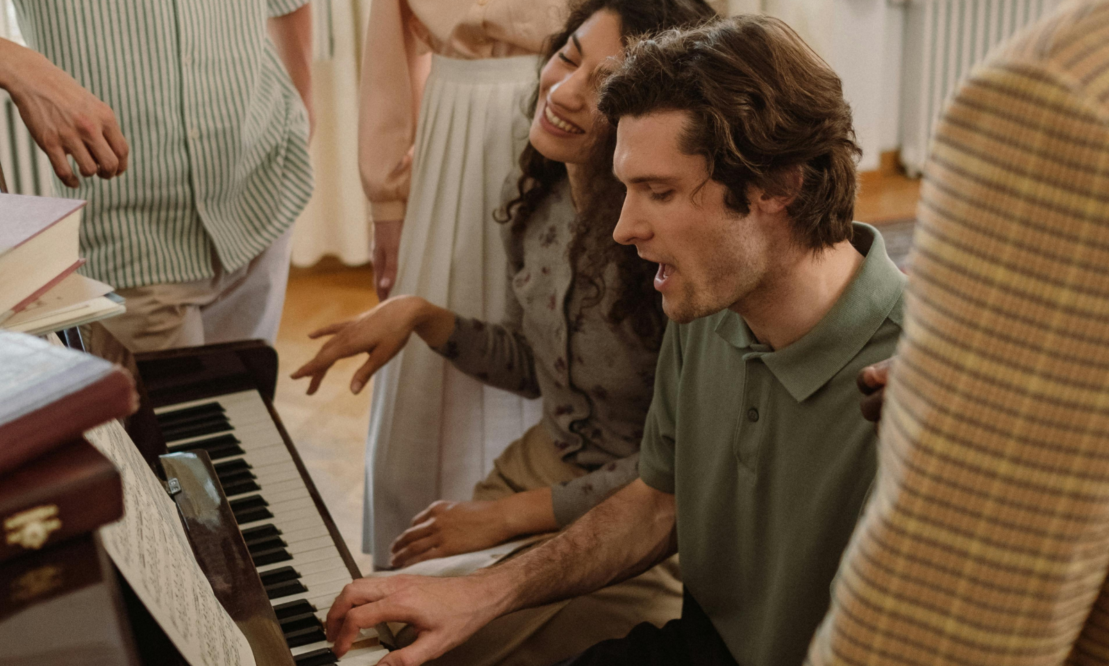 amigos em volta do piano cantando