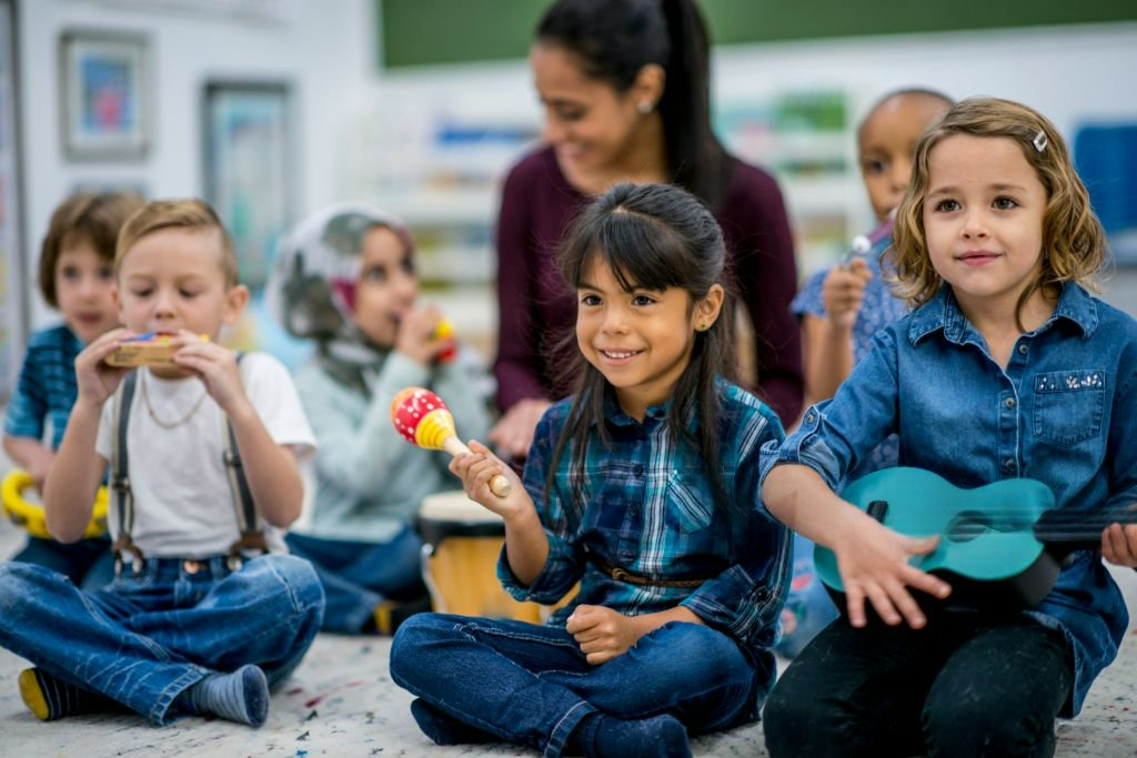 crianças numa sla de aula aprendendo musica
